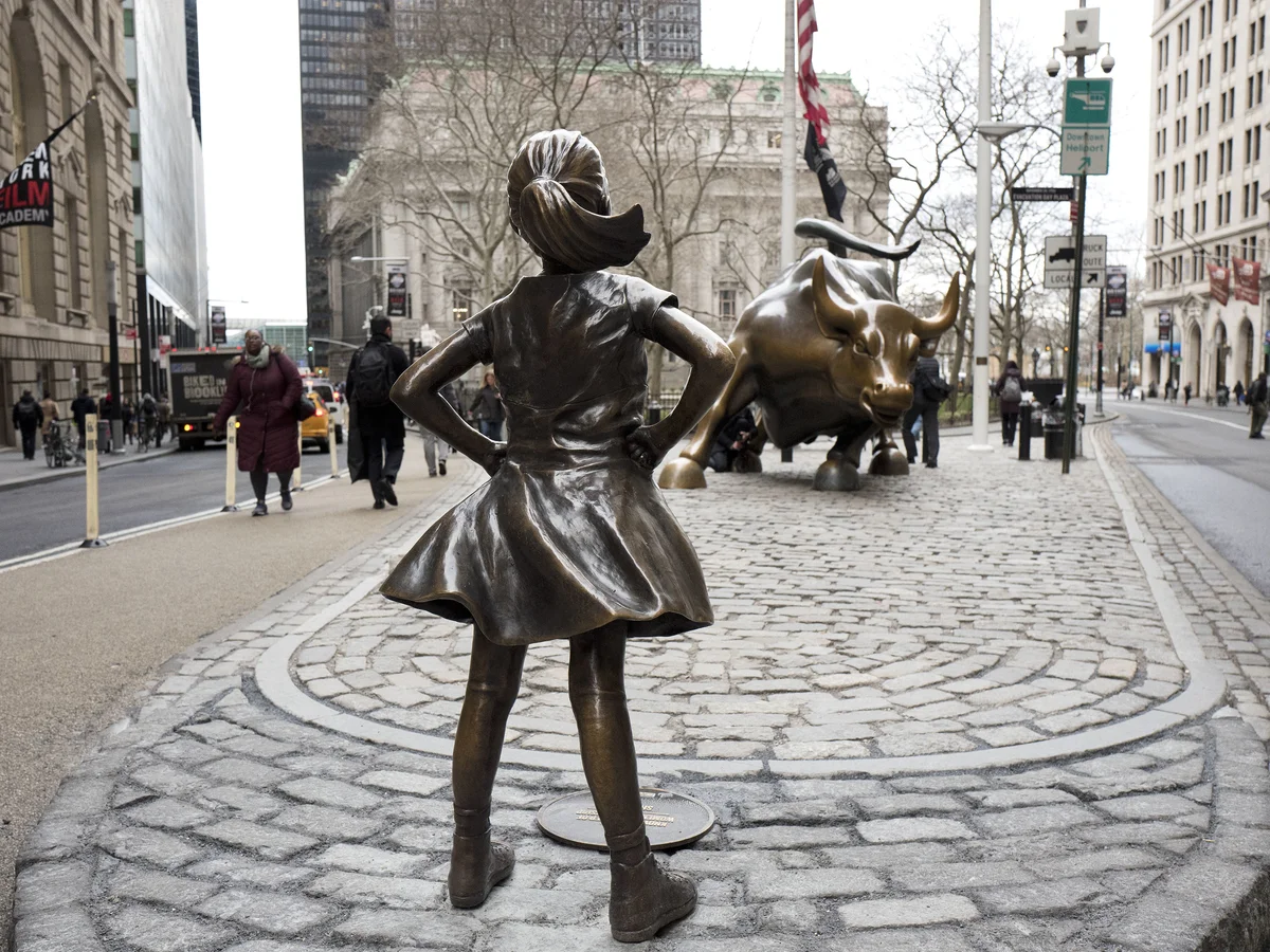Fearless Girl statue facing the Charging Bull near Wall Street